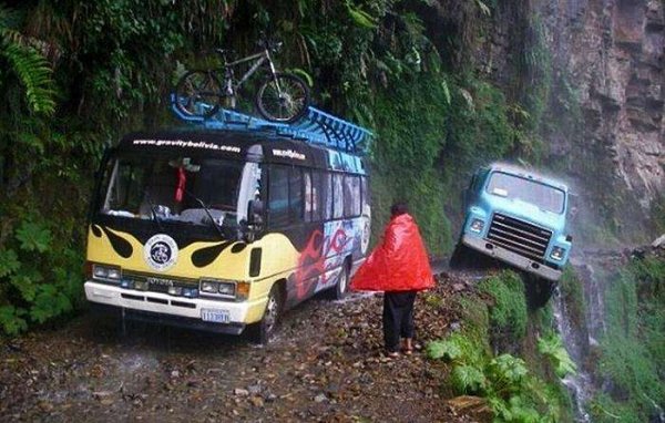 世界上最危險(xiǎn)的公路，汽車旁邊就是懸崖