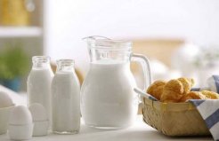 世界上最大的牛奶生產(chǎn)國(guó)，美國(guó)有51000個(gè)奶牛場(chǎng)