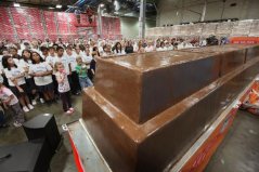 世界上最大的巧克力棒，長366厘米重近5.5噸
