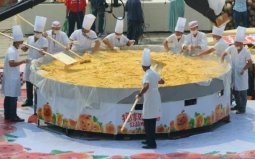 世界上最大的南瓜餅，直徑4米動用挖掘機