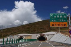 世界上海拔最高的高速公路，那拉高速平均海拔4500米以上