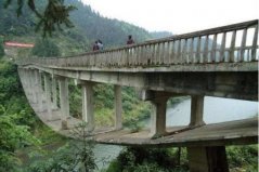 中國最“怪”大橋，網(wǎng)友：施工圖紙拿反了？