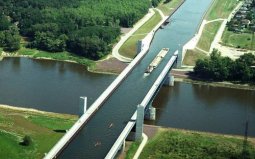 世界上最特殊的大橋，橋上“過船不過人”