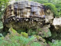 世界上最“怪異”的泉水，東西放進(jìn)去會(huì)被石化
